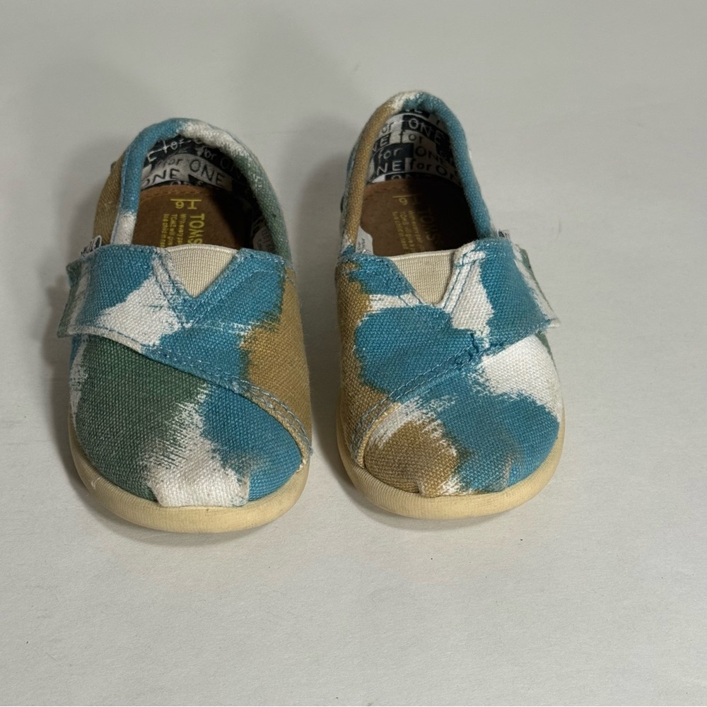 Toms Kids Moccasins in Blue, White, and Tan